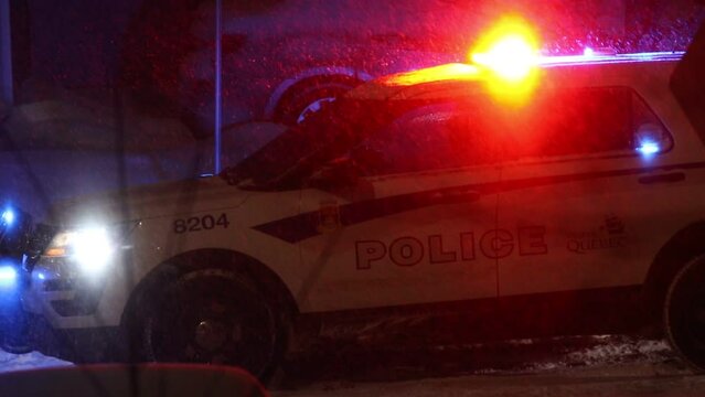 Une voiture de police du Qu&eacute;bec en intervention pendant une nuit d'hiver