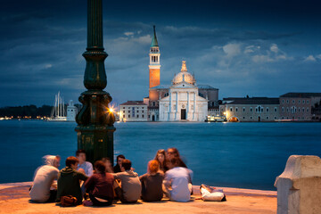 Venezia. Punta della Dogana da mar verso  l'isola con cattedrale di San Giorgio Maggiore con gruppo...