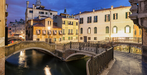 Fototapeta na wymiar Venezia. Ponte Pasqualigo.