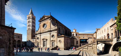 Viterbo. Piazza della Cattedrale di San Lorenzo con campanile.
