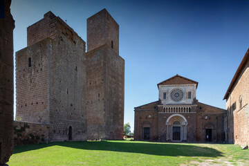 Fototapeta na wymiar Tuscania, Viterbo. Rovine della Basilica di San Pietro. 