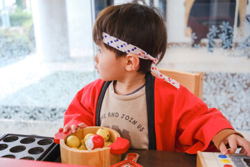 屋台のおままごと遊びをする男の子