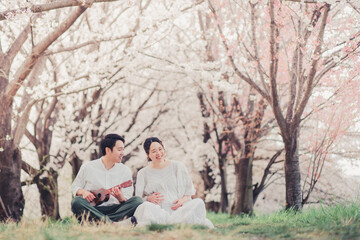 桜並木で歌う夫婦