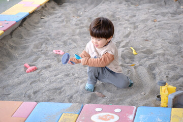 砂場で遊ぶ男の子 - obrazy, fototapety, plakaty