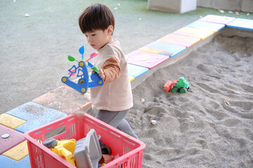 砂場で遊ぶ男の子