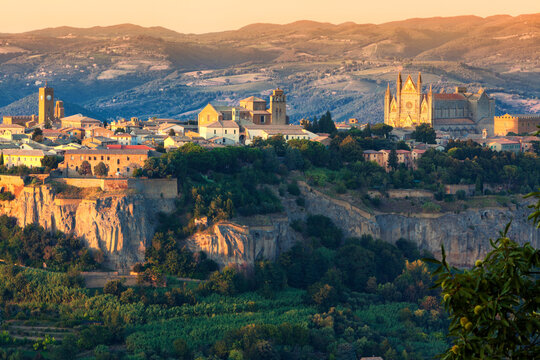 Orvieto. Terni. Panorama della città con chiese e Duomo sullo sperone roccioso.