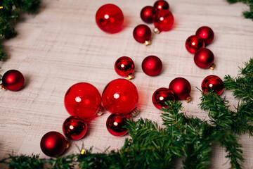 Rote Weihnachtsglaskugeln und Künstliche Tannengirlande