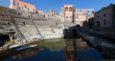 Catania. Teatro Antico greco-romano con case
