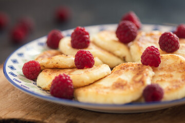 Cheesecakes with raspberries and sour cream