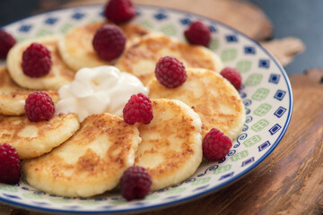 Cheesecakes with raspberries and sour cream