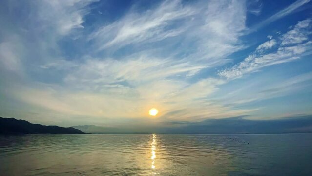 タイムラプス　海岸から見た、瀬戸内海に沈む夕陽