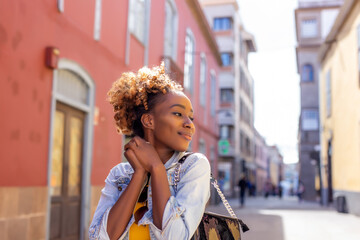 Naklejka premium Young tourist walking around city