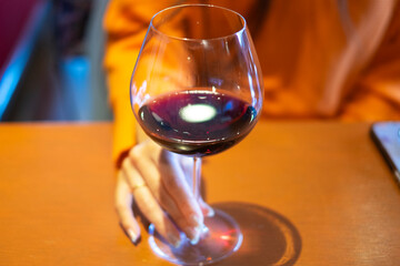 ワインを飲む女性の手