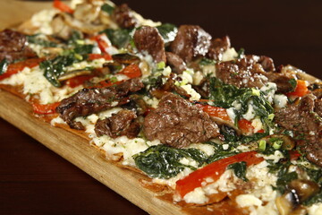 Crispy flatbread with steak, cheese and vegetables
