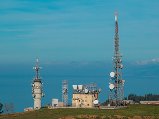 Obraz premium Antenna for telecommunications, radio and television transmitting apparatus, electrical and electronic apparatus. City skyline. Vibo Valentia, Calabria. Italy