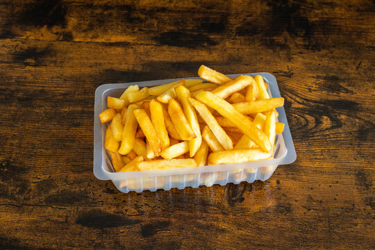 barquette de frites en gros plan
