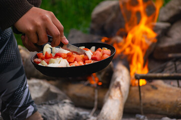 comida de verduras en la naturaleza , fuego de leña para comer de dia