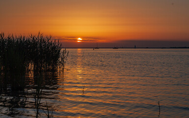 Fototapeta na wymiar Sonnenuntergang am Ijjselmeer am Strand von Makkum