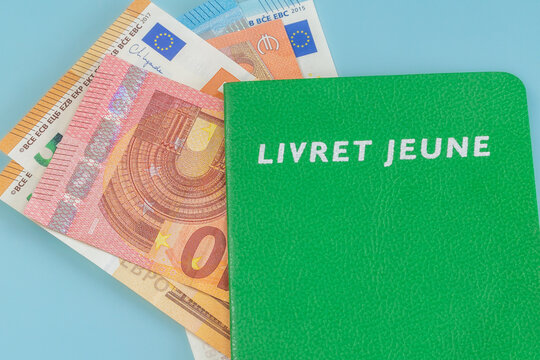 livret d'&eacute;pargne fran&ccedil;ais ou il est &eacute;crit dessus en fran&ccedil;ais "livret jeune" et billets de banque sur une table