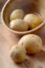 Fototapeta na wymiar potatoes in a wooden basket