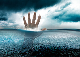 Menschliche Hand ragt aus dem Wasser