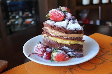 Strawberry Naked Cake - Bolo de frutas com Morango e Cereja em camadas