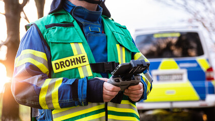 Drohnenpilot von Feuerwehr im Einsatz - obrazy, fototapety, plakaty