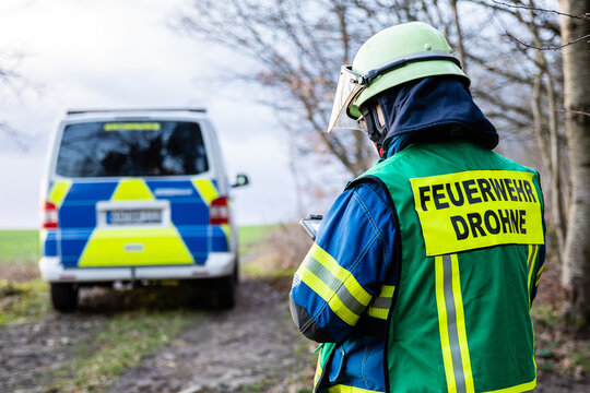 Drohnenpilot von Feuerwehr im Einsatz
