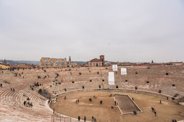 Porzione dell'arena di Verona in inverno con tanti turisti