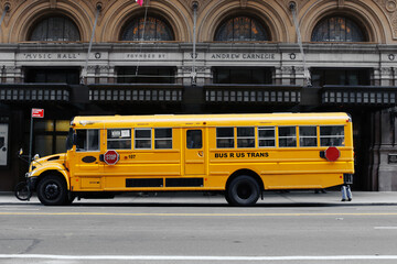 Long bus scolaire jaune dans une rue de New York à Manhattan