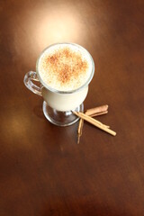 Taça leite com canela, tipo Cappuccino, com pau de canela
