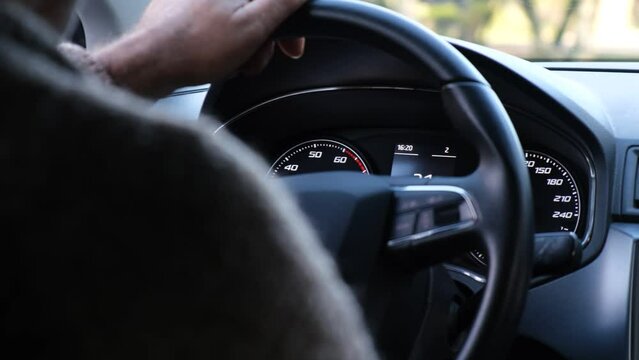 4k v&iacute;deo. Slow motion de hombre cauc&aacute;sico conduciendo un coche de forma responsable durante el d&iacute;a.