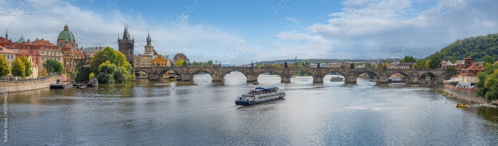 Poster panoramic view of charles bridhe and vltava river - prague, czech republic