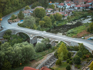 Fototapeta premium Old historical stone bridge over Yantra river in Veliko Tarnovo, Bulgaria.