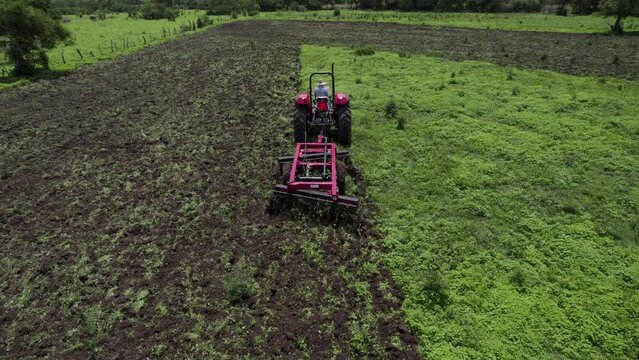 Vuelo de Dron en el campo con un tractor trabajando la tierra en Veracruz M&eacute;xico