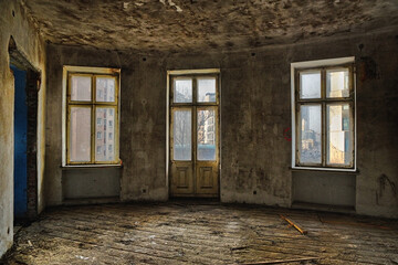 Jedna z kamienic w Warszawie jej wnętrze przed odnowieniem. Bogato  zdobiona, stojąca na ulicy złotej 83 © smoku7979