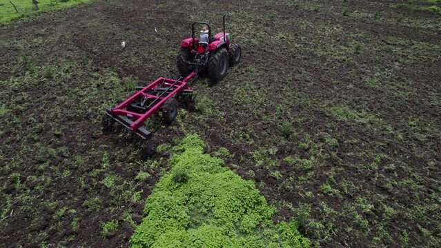 Vuelo de Dron en el campo con un tractor trabajando la tierra en Veracruz M&eacute;xico