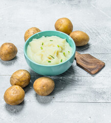 Mashed potatoes in a bowl .