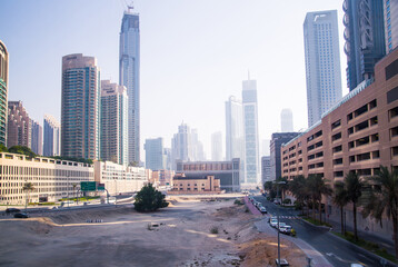 Obraz premium Dubai, UAE 2022. City road view with cars at sunset