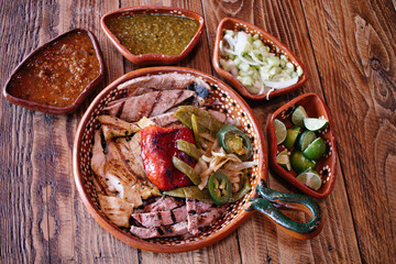 Parrillada con salsa roja, salsa verde y limones