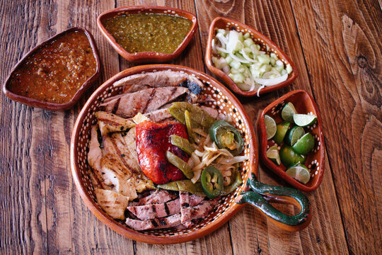 Parrillada con salsa roja, salsa verde y limones