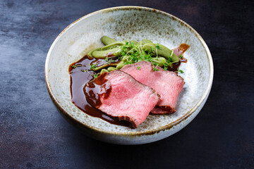 Traditionelles italienisches Chianina Roastbeef aufgeschnitten mit Spinat Nudeln in Rotwein Sauce...