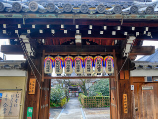 京都、地蔵院椿寺の門前