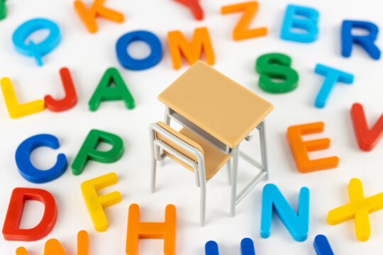 玩具の勉強机とアルファベット.英語の勉強イメージ