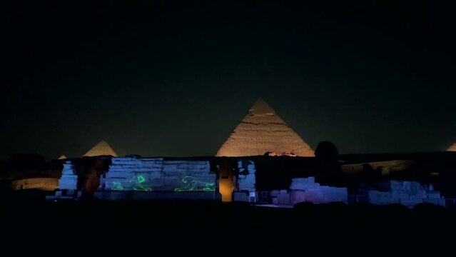 Pir&aacute;mides en la meseta de Guiza en Egipto de noche.