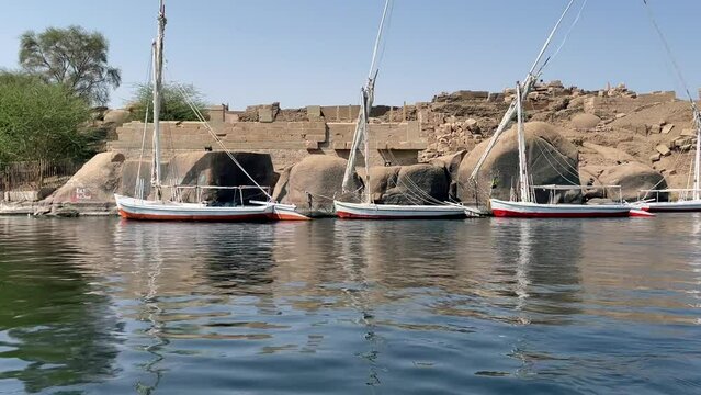 Falucas en la isla de Elefantina desde el rio Nilo en Egipto