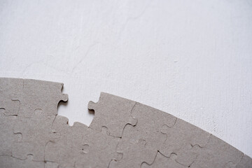 piezas de rompecabezas sobre fondo de madera blanco, con espacio para texto con marco circular