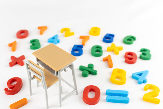玩具の勉強机と数字.算数の勉強イメージ 
