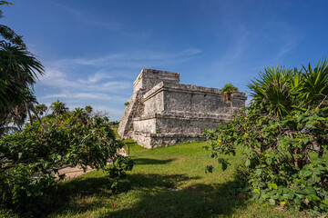 Fototapeta na wymiar The ruins of a beautiful pyramid in the archaeological zone of Tulum in Mexico.