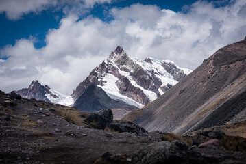 Nevado del Ausangate en la cordillera de los Andes en Cusco, Perú. Este nevado acompaña al caminante durante el tour de siete (7) lagunas.